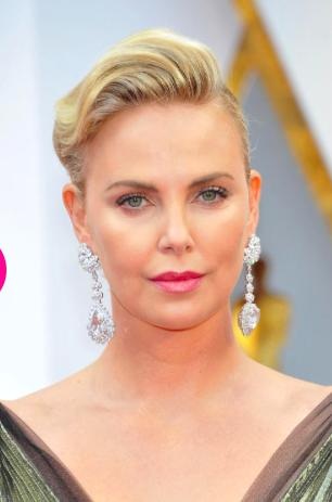 Những màn đọ trang sức siêu “khủng” của các sao - 1 Nữ diễn viên Charlize Theron đã tỏa sáng rực rỡ tại lễ trao giải Oscar với một đôi hoa tai có tới 25 carat kim cương hình quả lê và 26 carat kim cương hình trái tim