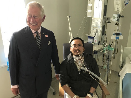 Nhà báo xả thân cứu người - 2 Thái tử Charles tới thăm nhà báo Geoff Ho tại Bệnh viện Hoàng gia LondonẢnh: NC