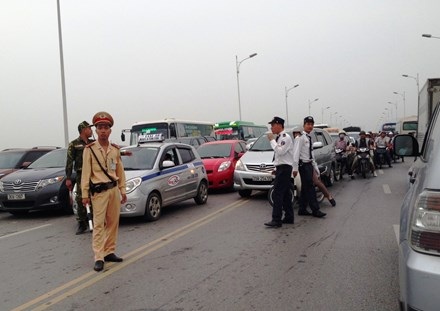 Taxi truyền thống "lột mào" cạnh tranh Uber, Grab - 2
Một trong những nguyên nhân gây ùn tắc tại các thành phố lớn do không thể quản nổi số lượng xe taxi công nghệ như Uber và Grab. Ảnh: Sỹ Lực