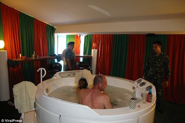 Thái Lan: Du khách bị bắt khi đang "quan hệ" tay ba trong bồn sục - 1 Thái Lan: Du khách bị bắt khi đang "quan hệ" tay ba trong bồn sục - 1