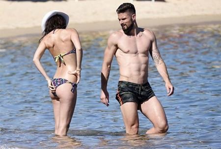 Ngôi sao Arsenal tự tin để bà xã khoe thân bốc lửa - 1 Vợ chồng Giroud “nổi bần bật” khi đi nghỉ mát tại Sardinia