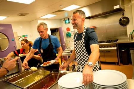 Ryan Giggs đích thân vào bếp phục vụ cộng đồng