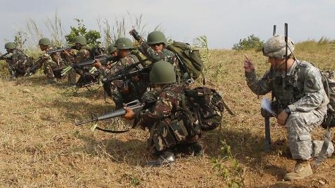 Philippines đã thất vọng với Nga-Trung? - 2
Binh sĩ Mỹ và Philippines tập trận chung
