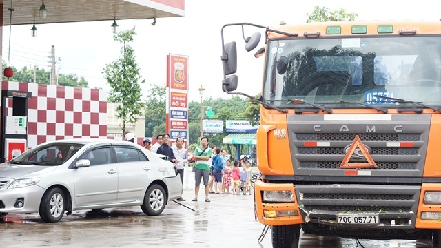 Xe container “bay” qua dải phân cách, hàng chục người thoát chết trong gang tấc - 2 Xe container “bay” qua dải phân cách, hàng chục người thoát chết trong gang tấc - 2