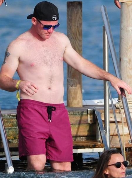 Rooney tiệc tùng cùng bạn bè trên du thuyền hạng sang - 1 Rooney vui vẻ đi nghỉ mát tại Ibiza