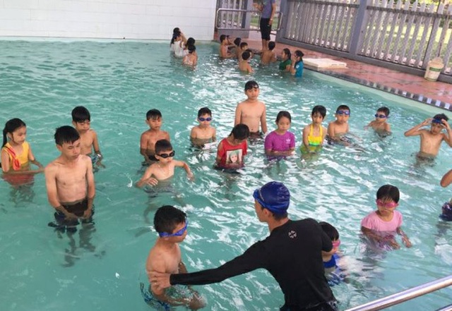 Gia đình, nhà trường cần chú ý đến vấn đề sức khỏe khi cho trẻ học bơi. (Ảnh minh họa: Đăng Đức)
