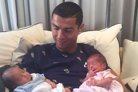 C.Ronaldo đặt tên con trai theo tên con Messi! - 1 C.Ronaldo vừa vui vẻ “khoe” con với người hâm mộ