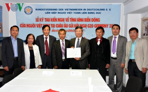 Kiến nghị Thủ tướng Đức đưa vấn đề Biển Đông vào Hội nghị G20 - 2
Đại diện các hội đoàn khi ký Thư kiến nghị