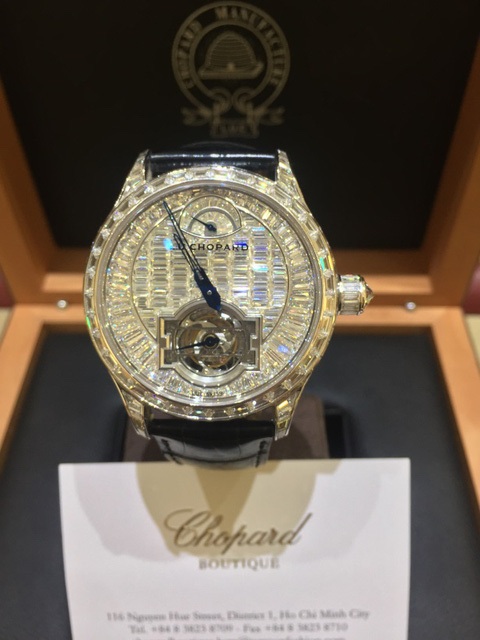 Đại gia Việt sở hữu đồng hồ Chopard xa xỉ tới mức nào? - 1
Mặt đồng hồ nạm đính hơn 300 viên kim cương Baguette với tổng trọng lượng 27 carat. Trong thế giới kim cương, những viên có giác cắt hình chữ nhật dài, hay còn gọi là baguette, có quyền lực tối thượng bởi nó đòi hỏi những viên kim cương thô phải có chất lượng và hình dáng tốt nhất. Mặc dù không lấp lánh như những viên brilliant, baguette lại là tuyên ngôn về chất lượng và sự tinh khiết không tì vết của những viên kim cương thượng phẩm.