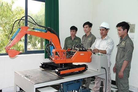 Ngạc nhiên có một trường cao đẳng “kiểu Nhật” hơn 40 năm tuổi ngay tại Hà Nội - 1 Học viên khoa KTCN trong buổi học thực hành điều khiển cần cẩu mô hình