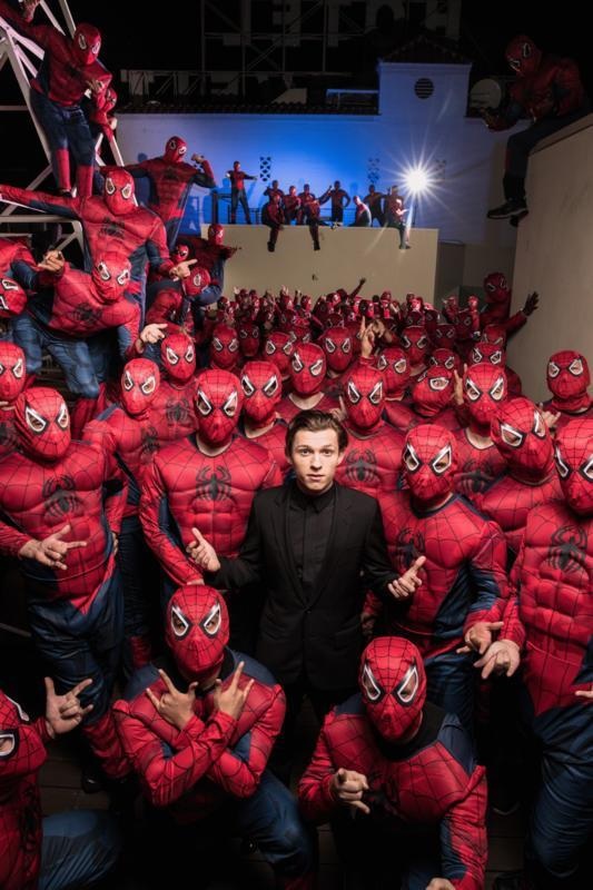 Spider-Man: Homecoming được khán giả khen ngợi - 2 Theo Sandy Schaefer của trang ScreenRant, Người Nhện của Tom Holland khác hẳn Tobey Maguire hay Andrew Garfield. Nhà phê bình Manohla Dargis của trang New York Times cũng đồng tình: “Holland có dáng vẻ và giọng nói của một cậu nhóc hơn hẳn hai đàn anh. Bộ phim sẽ mang tới một góc nhìn trẻ trung, năng động và đặc biệt hơn so với các tác phẩm trước đây. Tuổi đời gần bằng nhân vật của Tom Holland cũng là một lợi thế không nhỏ của anh chàng.”. Peter Travers cũng cho rằng Tom Holland cũng là sự lựa chọn hoàn hảo cho hình ảnh siêu anh hùng nổi tiếng bậc nhất thế giới này, phiên bản Nhện rất sát với phiên bản gốc về sự tươi mới và tính cách.