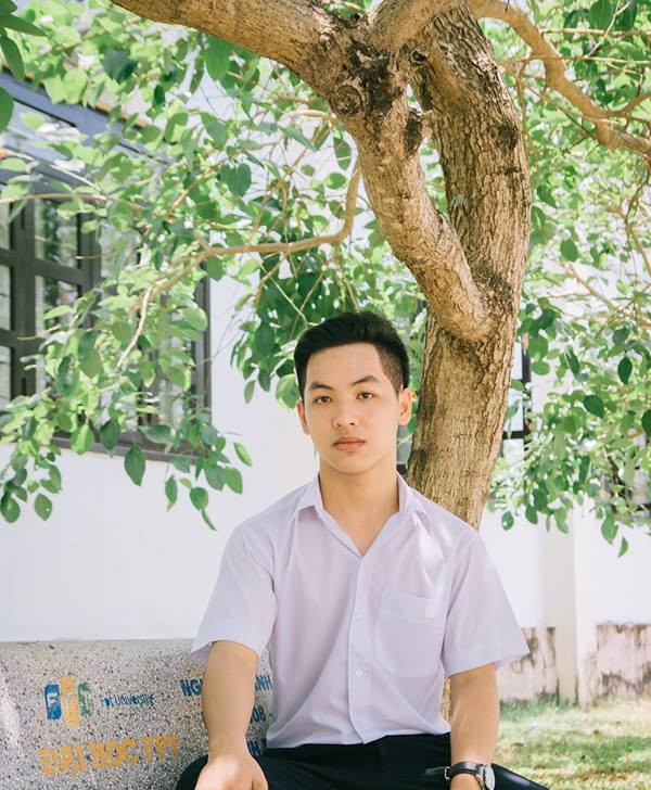 Nam sinh chuyên Anh nổi tiếng sau khi đạt điểm 10 môn Văn - 1 Trần Đình Duy là thí sinh duy nhất của tỉnh Quảng Nam đạt 10 môn Văn.