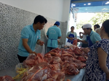 TPHCM đẩy mạnh hoạt động giải cứu thịt heo - 1 Người dân mua hàng rất đông tại một cửa hàng của công ty An Hạ