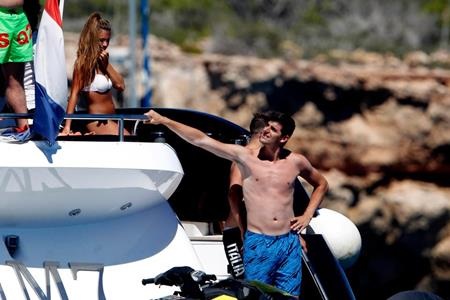 Vừa chia tay bạn gái, thủ thành Chelsea có ngay bồ mới cực xinh - 1 Thibaut Courtois bất ngờ hẹn hò với người mới
