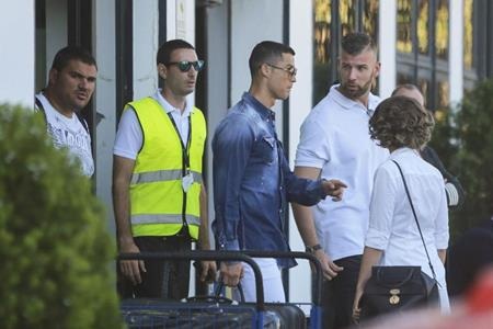 Bạn gái bực tức với C.Ronaldo vì chuyện có con riêng? - 1 C.Ronaldo vừa đưa mẹ và bạn gái đi du lịch