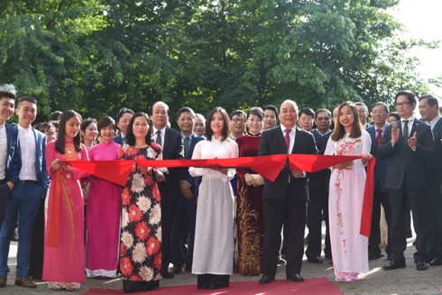 Thủ tướng cắt băng khánh thành trụ sở mới của Đại sứ quán Việt Nam tại Hà Lan - 2
Thủ tướng cắt băng khánh thành trụ sở mới của ĐSQ Việt Nam tại Hà Lan