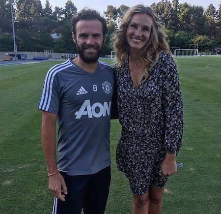 Juan Mata mừng rỡ khi được gặp “người đàn bà đẹp” Julia Roberts - 1 Mata vui mừng khoe ảnh chụp cùng Julia Roberts