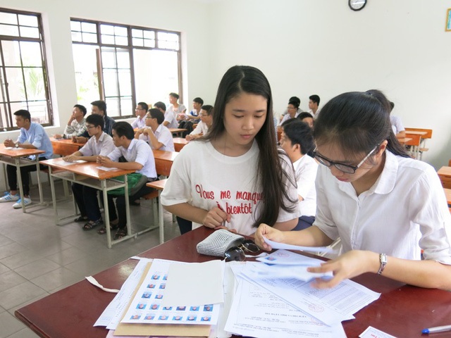 Nhiều trường THPT bắt đầu phát trả học bạ, giấy chứng nhận kết quả thi - 1 Thí sinh lưu ý thời gian đến nhận các giấy tờ, thủ tục tại trường cấp 3 từng theo học.