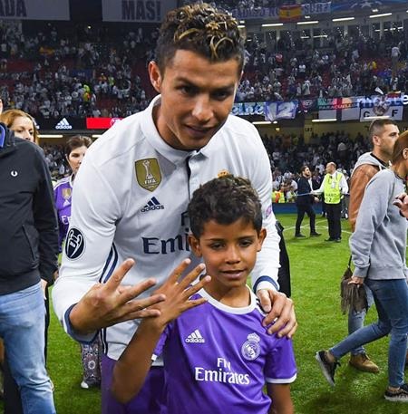 C.Ronaldo lại bị chỉ trích dữ dội vì chuyện nhờ người đẻ thuê - 1 C.Ronaldo đang phải chịu một “cơn mưa” chỉ trích