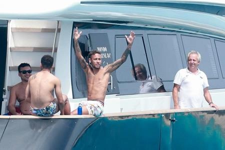 Neymar vui vẻ đi chơi tại Ibiza với bạn bè