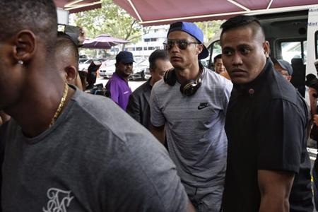 C.Ronaldo gây “bão” khi sang Singapore thăm tỷ phú Peter Lim - 1 CR7 vừa đến Singapore