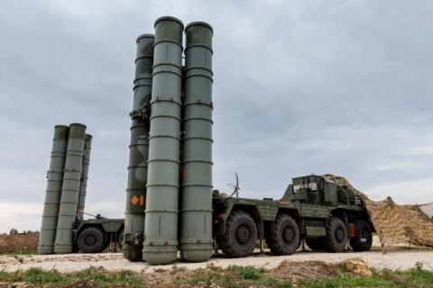 Thổ Nhĩ Kỳ mua S-400 để trả đũa Mỹ? - 2
Tên lửa S-400 được Nga bố trí tại Syria