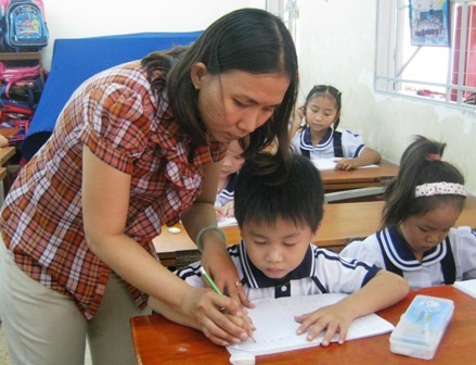 “Toát mồ hôi” vì trẻ không biết chữ trước lớp 1: Giáo viên thời nay ngại khó? - 1 Cô Lê Thanh Sương (Trường tiểu học Kim Đồng, Q.Gò Vấp, TPHCM) dạy nét chữ đầu tiên cho học trò.