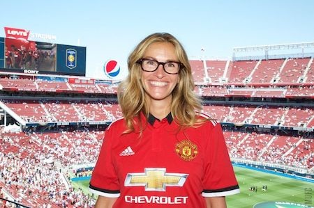 MU thắp lên tình yêu cho "người đàn bà đẹp" Julia Roberts - 1 Julia Roberts là một fan “bự” của MU