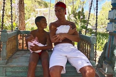 C.Ronaldo "gây bão" với niềm ao ước có tới… 7 đứa con - 1 C.Ronaldo vẫn muốn có thêm con