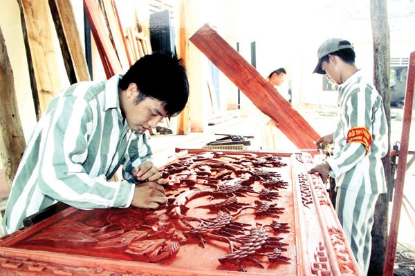 Tình người quản giáo - 2 Phạm nhân Trại giam số 3 chế tác gỗ.