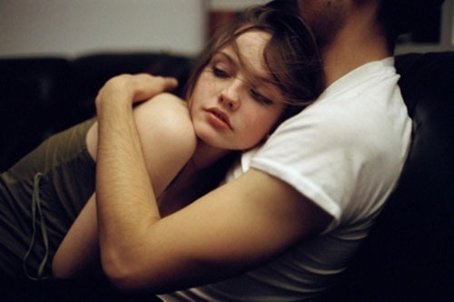 Bị níu kéo bởi “con ma tình dục” và sự “giữ chân” của người tình - 2
Các cô gái muốn chấm dứt chuyện tình trái ngang nhưng không thể làm được một phần bởi sự giữ chân của người tình. Ảnh minh họa