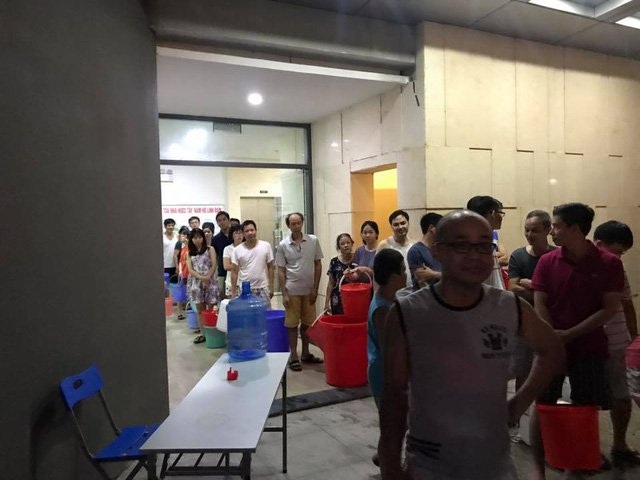 Cư dân xếp hàng dài chờ nước