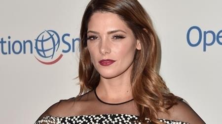 Những ngôi sao tự “hại người hại mình” - 1 Nữ diễn viên phim “Chạng vạng”, Ashley Greene từng vô ý đốt nến rồi gây ra một vụ hỏa hoạn ảnh hưởng tới tất cả hàng xóm xung quanh. Tuy vậy, Ashley chẳng hề lên tiếng xin lỗi hay nhận trách nhiệm mà còn tiếp tục gây ra không ít phiền toái bằng việc tiệc tùng ầm ĩ và đập phá đồ đạc.