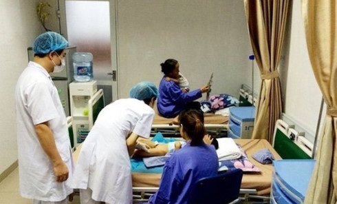 Phó Giám đốc BV Da liễu bác bỏ thông tin chữa sùi mào gà 1 lần là khỏi - 2 Các y bác sĩ điều trị cho bệnh nhi sùi mào gà tại BV Da liễu Trung ương.