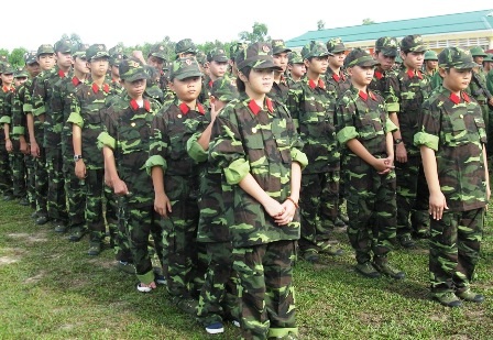 Quá bao bọc con, bố mẹ đang “kìm” khả năng sinh tồn của con - 1 Các em học sinh trong một “học kỳ quân đội” tại thị xã Hương Thủy, tỉnh Thừa Thiên - Huế. (Ảnh: Đại Dương)