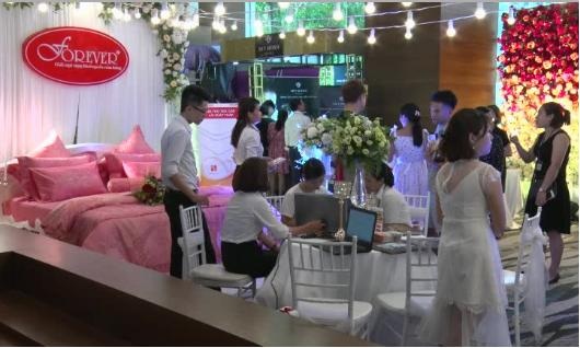 Hoàng Hải Forever tham dự Triển lãm cưới 2017 - 1 Một trong những điểm nhấn của triển lãm lần này là sự góp mặt của BST cưới Hoàng Hải Forever với những sản phẩm chăn ga gối đệm được thiết kế dành riêng cho mùa cưới. Đây không chỉ là những tác phẩm nghệ thuật, là nguồn cảm hứng sáng tạo của các NTK, mà còn mang lại nhiều ý nghĩa trong cuộc sống. Khám phá BST cưới của Forever, các bạn trẻ có thể cảm nhận sự giao thoa giữa vẻ đẹp hiện đại trong dòng chảy văn hóa phương Đông huyền bí.