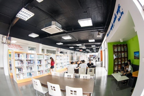 Làm chủ tri thức trong thời đại công nghệ 4.0 - 1 Thư viện rộng với hàng nghìn đầu sách, giáo trình đáp ứng nhu cầu học tập của gần 5.000 sinh viên Đại học FPT mỗi năm.