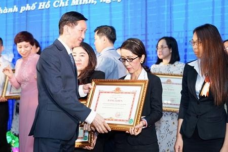 Công ty Nhựa Long Thành nhận bằng khen thực hiện tốt nghĩa vụ thuế 2016 - 1 Ông Trần Vĩnh Tuyến - Phó chủ tịch UBND TP.HCM trao bằng khen của Bộ trưởng Bộ tài chính cho chị Trần Lê Hương đại diện công ty Nhựa Long Thành.