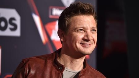 Những ngôi sao vẫn “sống khỏe” dù thiếu vắng ánh đèn sân khấu - 1 Trên màn ảnh, Jeremy Renner thường sắm các vai hành động, kịch tính và ở ngoài đời, nam tài tử này cũng rất thích “động tay động chân”. Sở thích của Renner là sửa chữa, cải tiến mọi thứ và nam tài tử này đã quyết định dấn thân vào lĩnh vực mua nhà bán chênh. Một dự án bất động sản ở Holmby Hills, Los Angeles của Renner đã bán được với giá 24 triệu đô la Mỹ và nam tài tử này từng hào hứng chia sẻ rằng: “Với những ngôi nhà mà chúng tôi dựng lên, tôi được quyết định mọi thứ, từ thiết kế, vật liệu, kết cấu, đồ đạc, tất cả mọi thứ luôn đấy”.