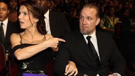 Khi các sao lớn cũng “thua sấp mặt” trong canh bạc hôn nhân - 1 Sandra Bullock là một trong những nữ diễn viên nổi tiếng nhất hành tinh và còn từng giành được giải Oscar diễn xuất. Tuy vậy, nếu khả năng chọn kịch bản của Sandra tốt bao nhiêu thì khả năng chọn chồng của nữ diễn viên này lại tệ hại bấy nhiêu. Jesse James, chồng cũ của Sandra không chỉ có một nhân tình mà còn “cắm sừng” nữ diễn viên này với hàng loạt người phụ nữ khác.