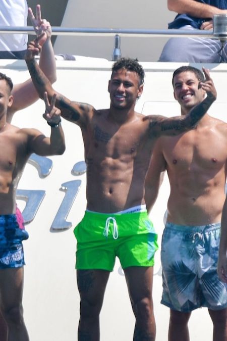 Neymar quẩy tưng bừng sau khi trở thành “ông hoàng” của PSG - 1 Neymar đang đi nghỉ mát tại Saint Tropez