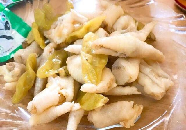 Chân gà muối Trung Quốc 9 tháng không hỏng tràn "chợ mạng" - 2
Được khách ưa chuộng mua về nhậu nên nhiều cửa hàng cháy hàng món chân gà muối này