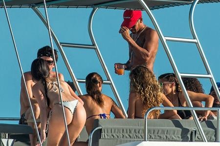 Lewis Hamilton gây sốc với đại tiệc bikini trên du thuyền - 1 Lewis Hamilton vừa “quẩy” tưng bừng tại Barbados