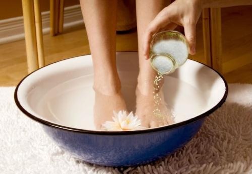 Ngân chân nước muối, người tiểu đường có thể bị cắt cụt chi - 1 Người tiểu đường hãy ngừng ngâm chân nước muối