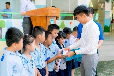 Công ty Nhựa Long Thành trao học bổng cho các em học sinh - 1
Ông Phạm Trần Nhật Minh trao các suất học bổng cho học sinh tiểu học.