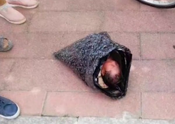 Rúng động mẹ quấn con trong túi ni lông, gửi tới trại mồ côi bằng chuyển phát nhanh - 1 Đứa trẻ sơ sinh bị mẹ tàn nhẫn bọc trong túi ni lông