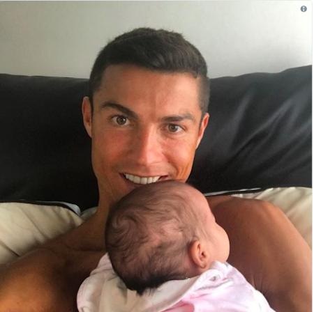 Trước thềm Siêu kinh điển, C.Ronaldo vẫn ung dung khoe ảnh con - 1 C.Ronaldo hạnh phúc bế bồng con