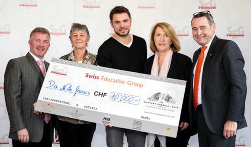 Roger Federer và Stanislas Wawrinka: Tennis – Thuỵ Sỹ và hơn thế nữa! - 1
Stanislas Wawrinka cùng đại diện Tập đoàn Swiss Education Group