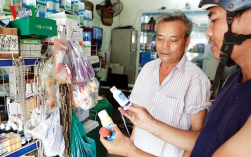 Nhiều sản phẩm "ăn theo" dịch sốt xuất huyết đắt hàng - 2 Thuốc diệt muỗi được nhiều người tìm mua.
