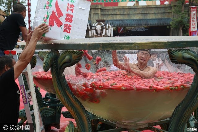 Cay xé lưỡi với cuộc thi ăn ớt kỳ quặc ở Trung Quốc - 2
Các thí sinh sẽ ngồi trong một bể nước đựng đầy ớt và thể hiện khả năng của mình.